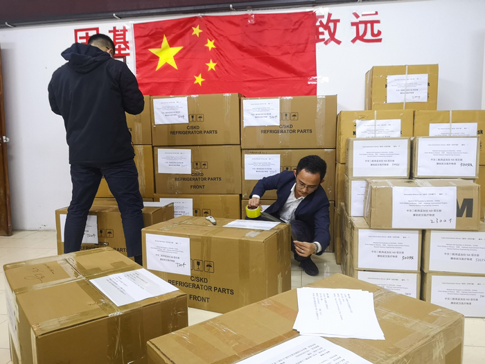 孟加拉N8改擴(kuò)建項(xiàng)目7標(biāo)工作人員正在打包準(zhǔn)備支援武漢的醫(yī)療物資。馬洪強(qiáng) 攝.jpg